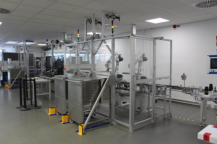 The trolleys are pushed into the work area of the robots. From then on, the process runs autonomously.